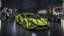 مدل‌های لگو تکنیک (LEGO Technic) شامل یک خودروی سبز، موتورسیکلت و کامیون سنگین