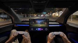 دست‌های دو نفر در حال نگه داشتن دسته‌های بازی پلی‌استیشن (PlayStation) در داخل خودروی سایبرکب