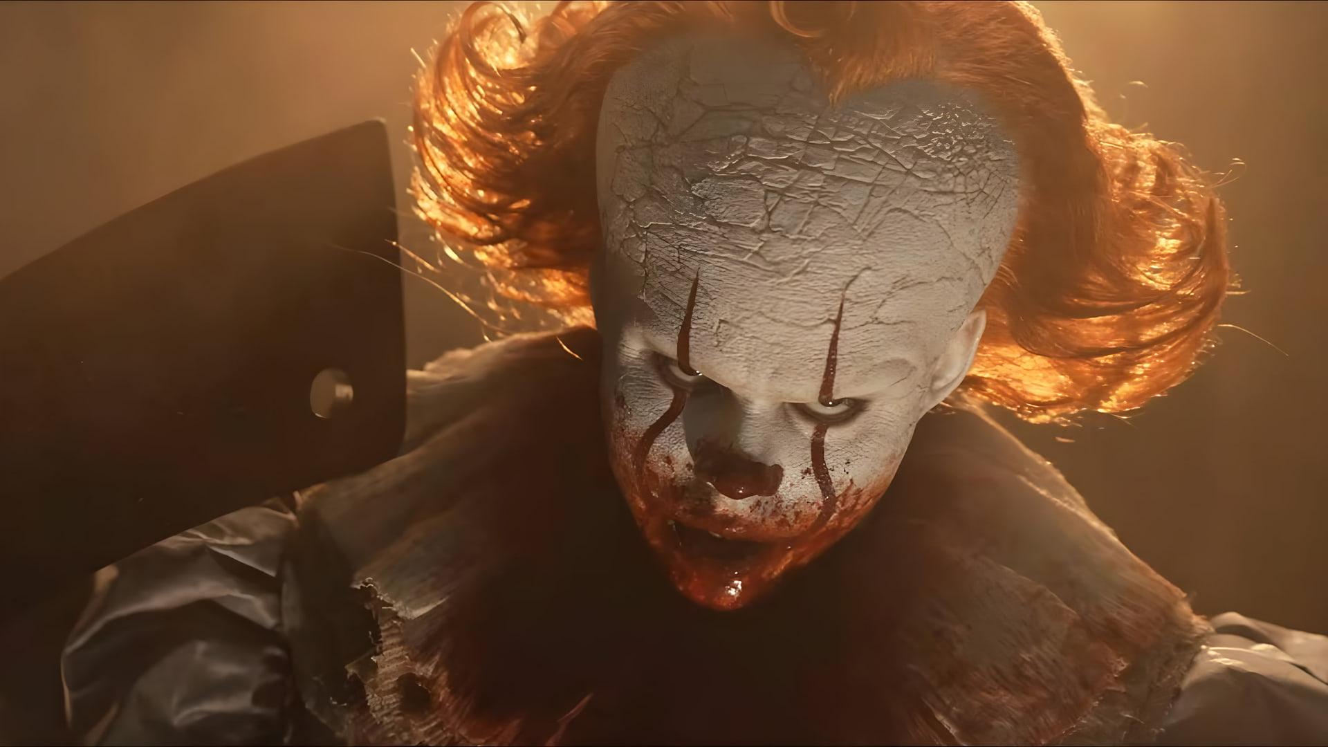 مجسمه ترسناک پنی‌وایز (Pennywise) با چهره‌ای خون‌آلود و موهای نارنجی