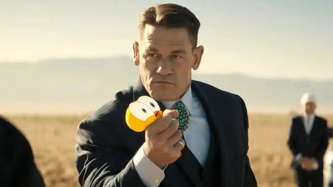 جان سینی (John Cena) در فیلم کویوتی در مقابل اِکِم (Coyote vs. Acme) با یک اسباب‌بازی زرد