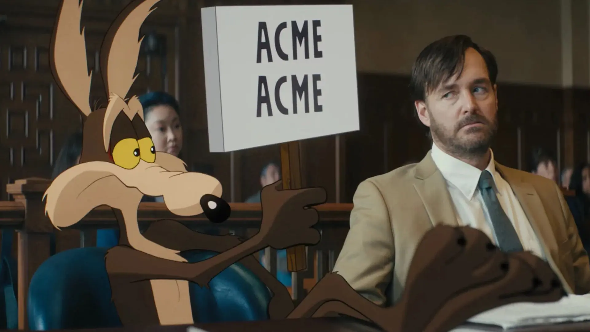 شخصیت انیمیشنی کویوتی (Wile E. Coyote) در کنار مردی در صحنه فیلم