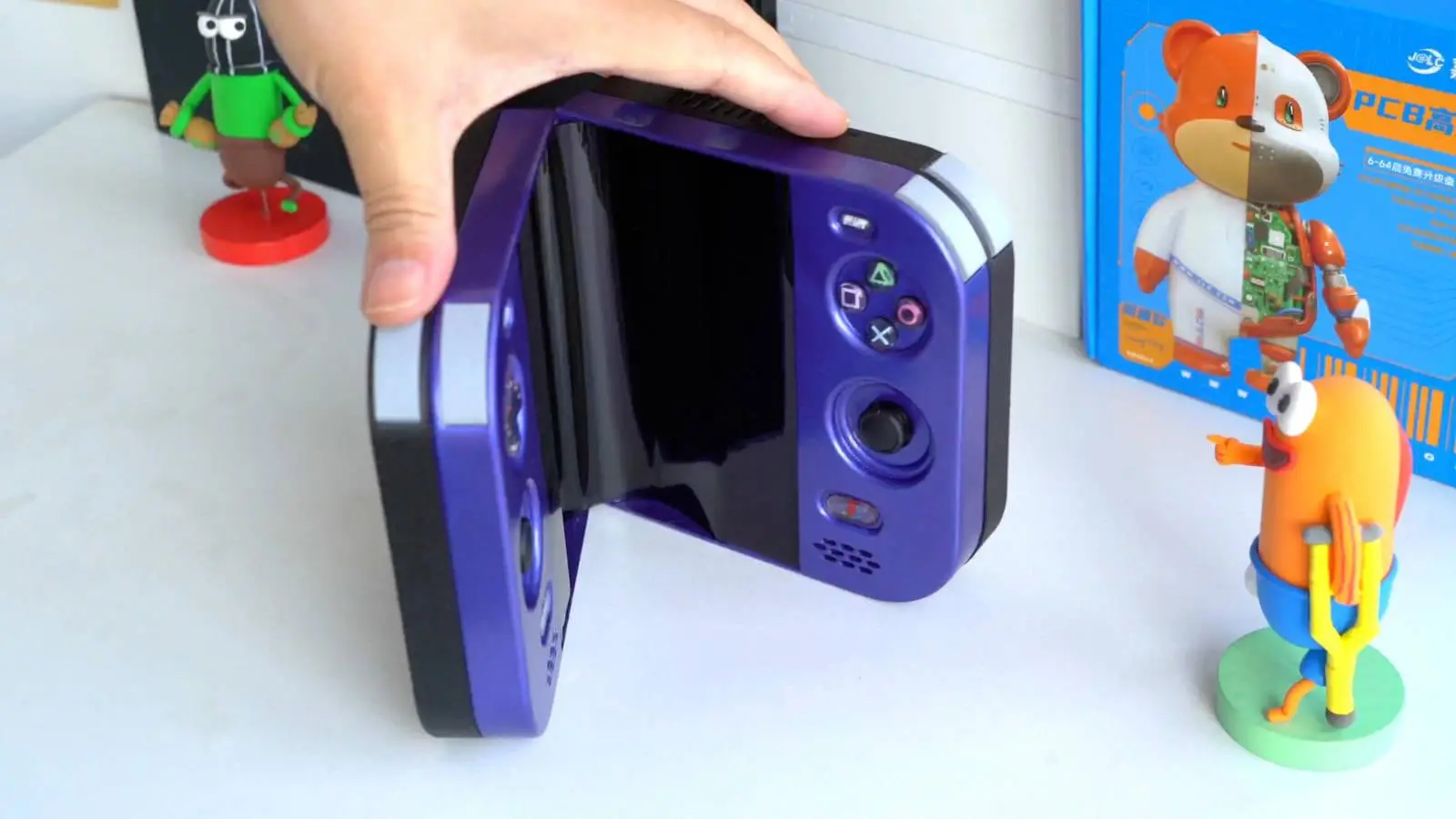 دستگاه کنسول بازی پلی‌استیشن ۲ (PlayStation 2) با طراحی تاشو و بدنه بنفش