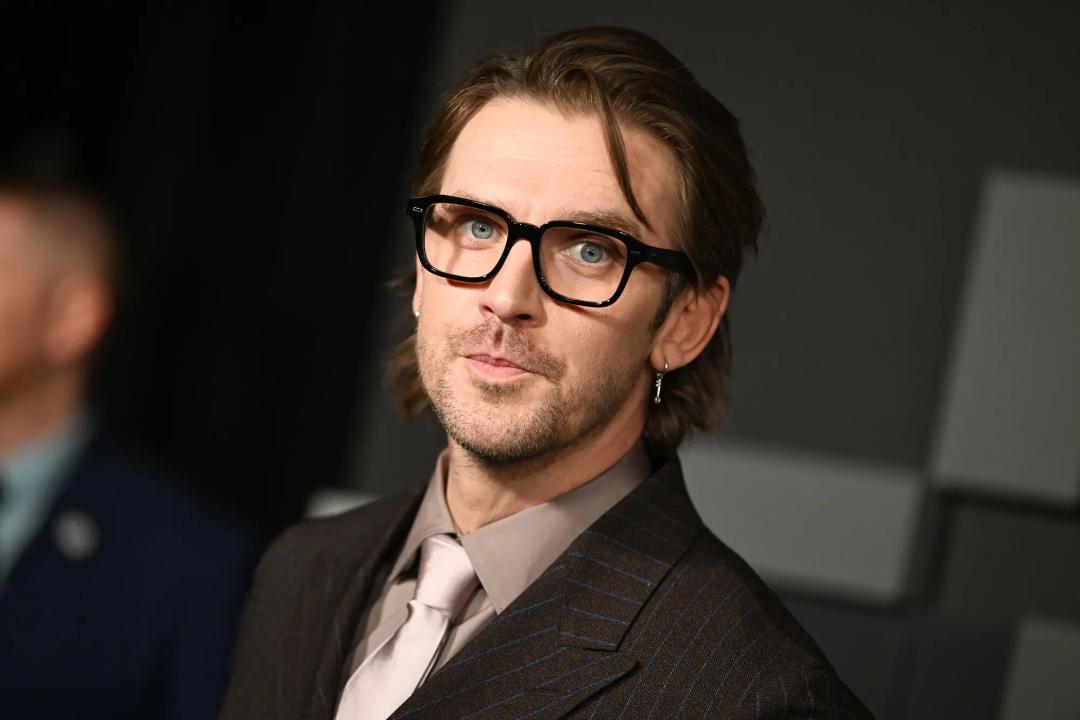 دن استیونز (Dan Stevens) با عینک مشکی در مراسم اکران سریال