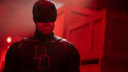 لباس قهرمان داستان در سریال Daredevil: Born Again (Daredevil: Born Again) با نورپردازی قرمز