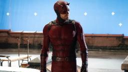 لباس قرمز ابرقهرمان دردویل (Daredevil) در پشت صحنه فیلم‌برداری
