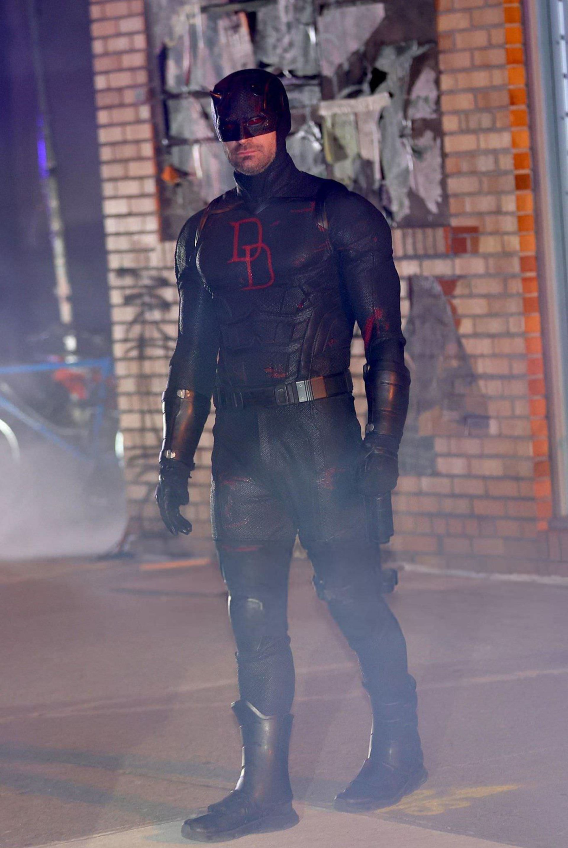 دردویل با لباس سیاه رنگ در پشت صحنه فصل دوم سریال Daredevil: Born Again
