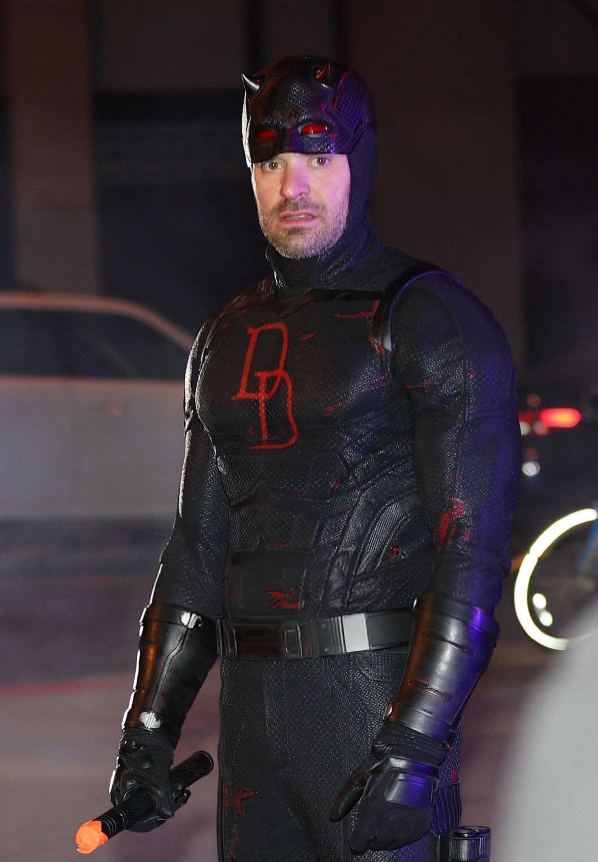 چارلی کاکس با لباس سیاه رنگ دردویل در پشت صحنه فصل دوم سریال Daredevil: Born Again