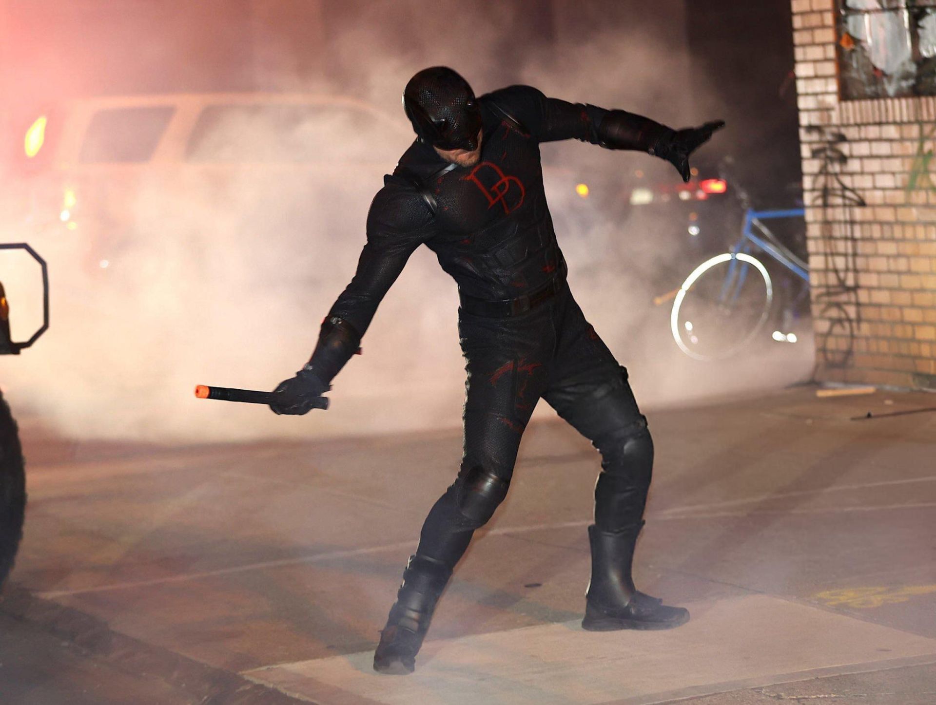 ضربات دردویل با لباس سیاه رنگ در پشت صحنه فصل دوم سریال Daredevil: Born Again