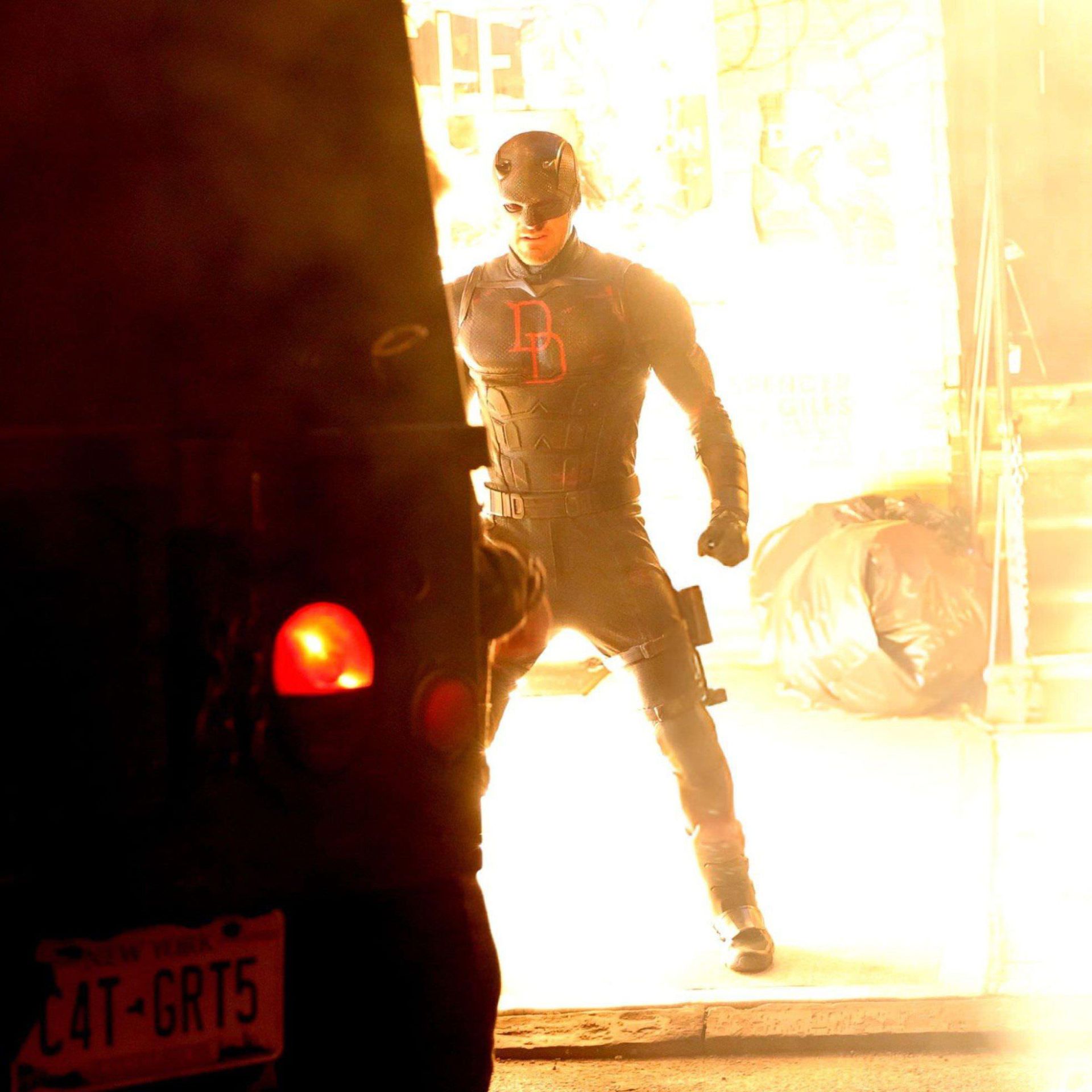 دردویل در فضایی نورانی در پشت صحنه فصل دوم سریال Daredevil: Born Again