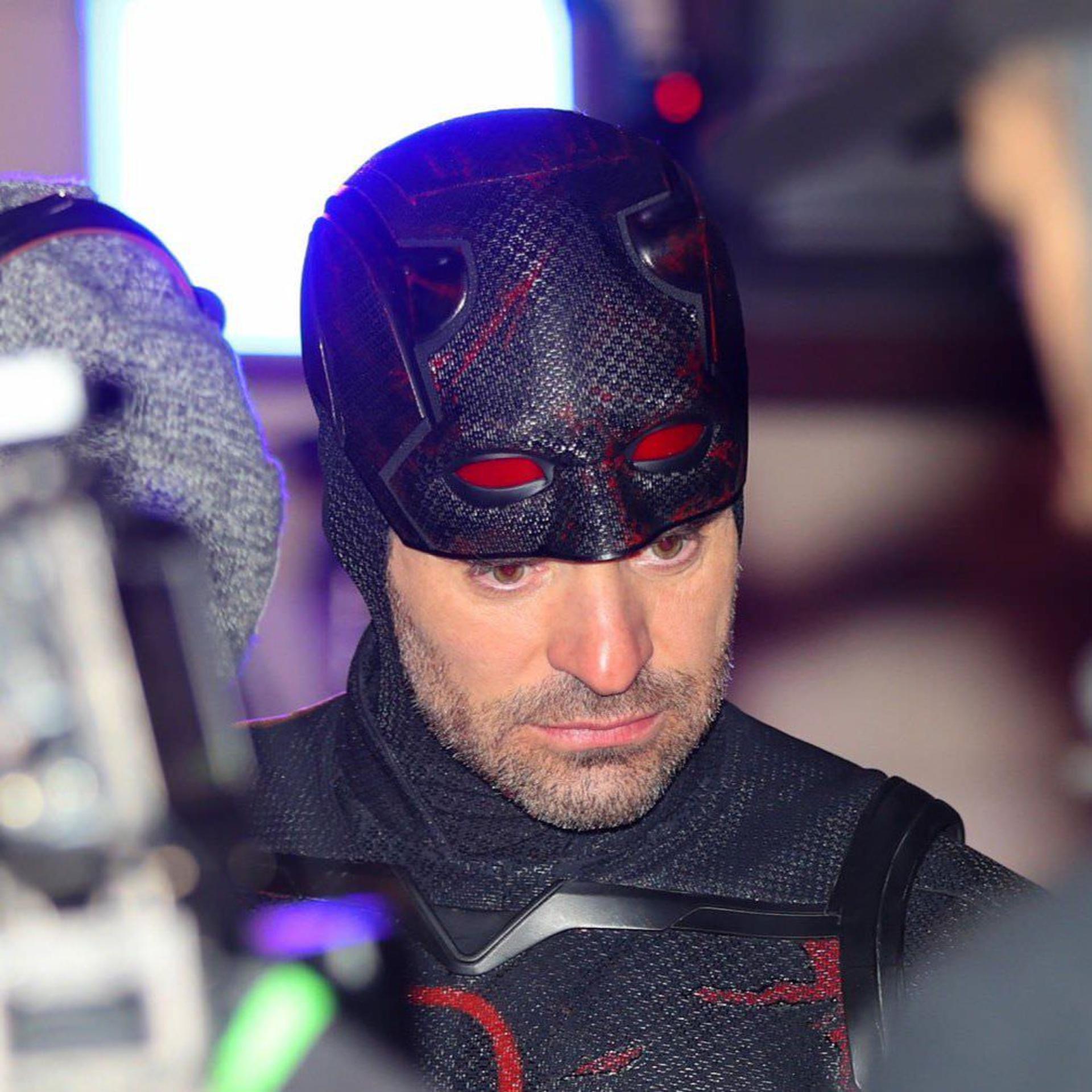 چارلی کاکس بدون ماسک سیاه رنگ در پشت صحنه فصل دوم سریال Daredevil: Born Again