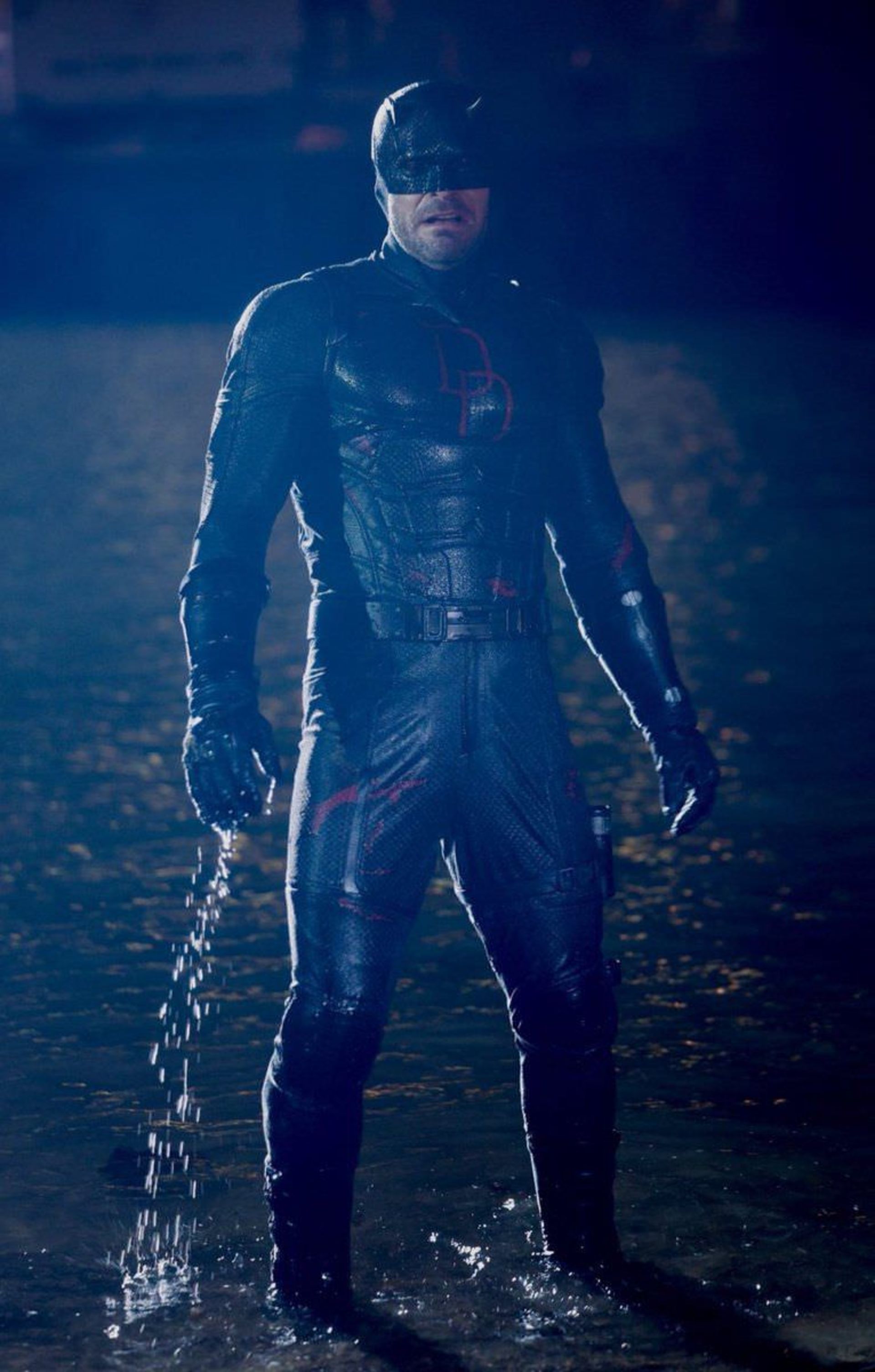 دردویل با لباس سیاه رنگ در حال خروج از رودخانه در پشت صحنه فصل دوم سریال Daredevil: Born Again