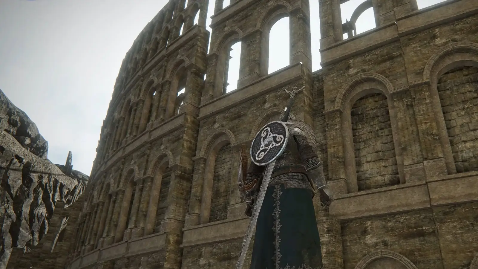 شخصیت بازی در مقابل دیواره عظیم یک کولوسئوم در بازی دارک سولز ۲ (Dark Souls 2)
