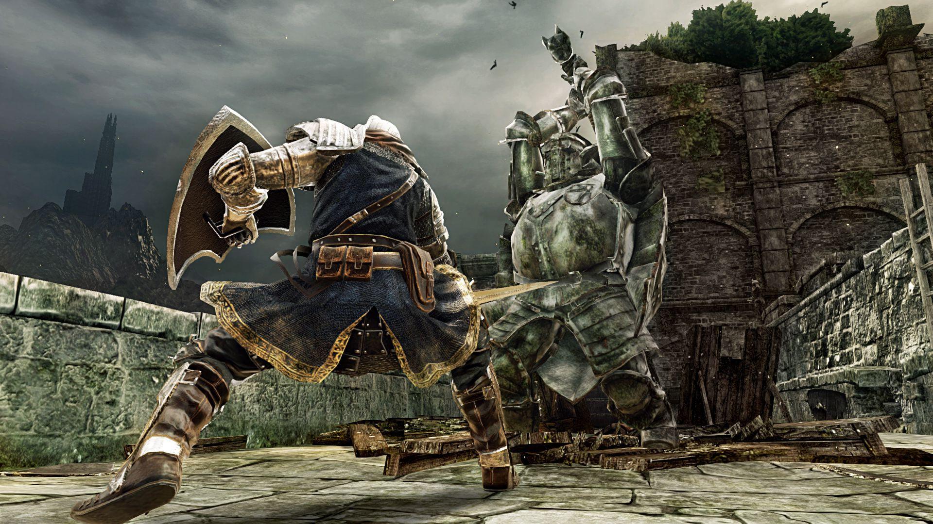 شخصیت بازی Dark Souls 2 با سپر و شمشیر در حال نبرد با دشمن زره‌پوش