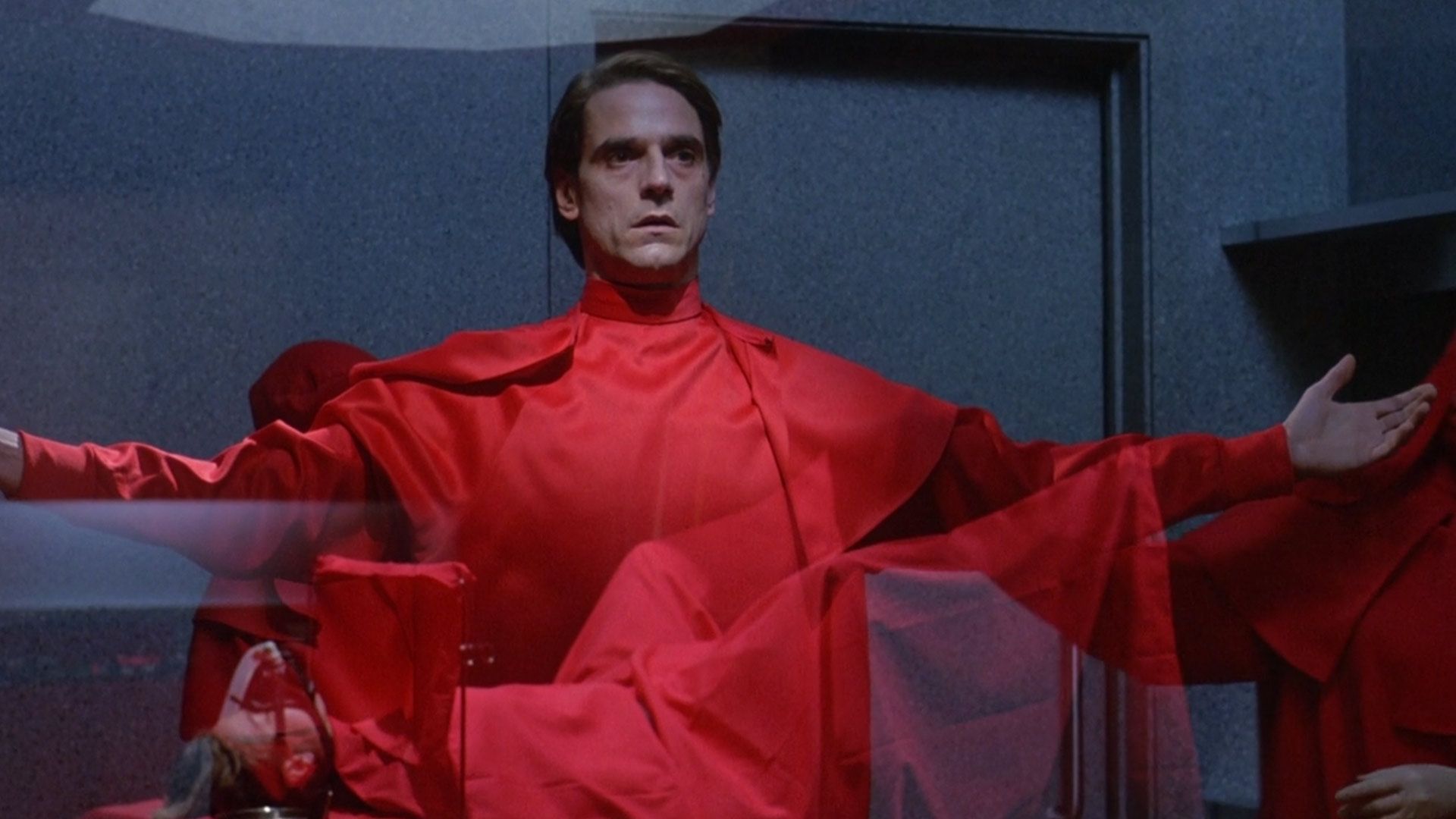 جرمی آیرونز با لباس قرمز در فیلم Dead Ringers