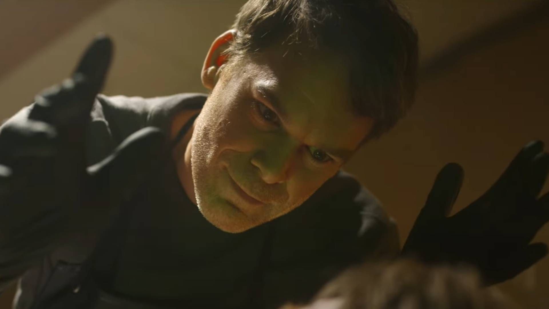 دکستر در حال کشتن یک نفر در فصل اول سریال Dexter: Resurrection
