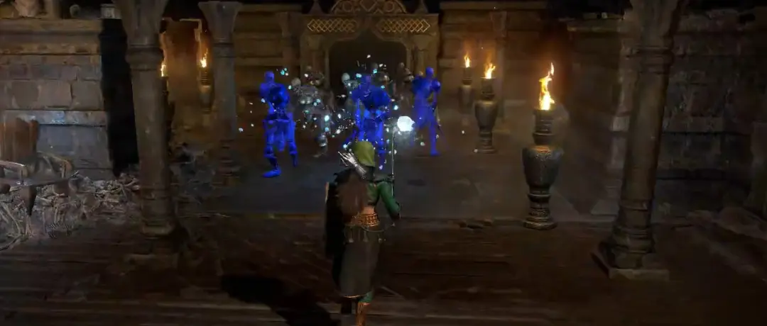 شخصیت اصلی در حال مبارزه با موجودات آبی‌رنگ در بازی دیابلو ۲ (Diablo II)