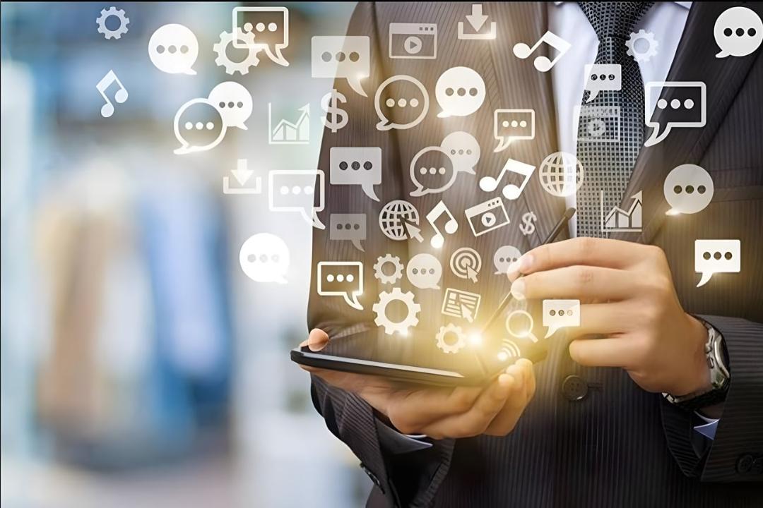 آیکون‌های دیجیتال و نمادهای رسانه‌ای بر فراز تبلت در دست مردی