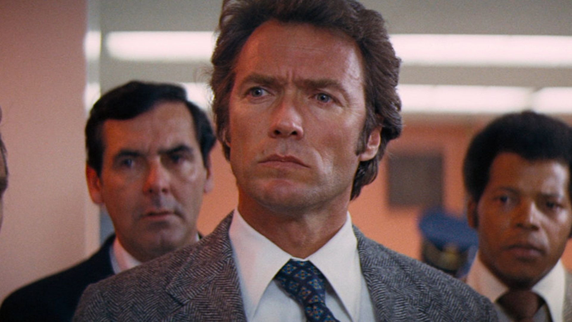 ایستوود در حال نگاه کردن در فیلم  Dirty Harry