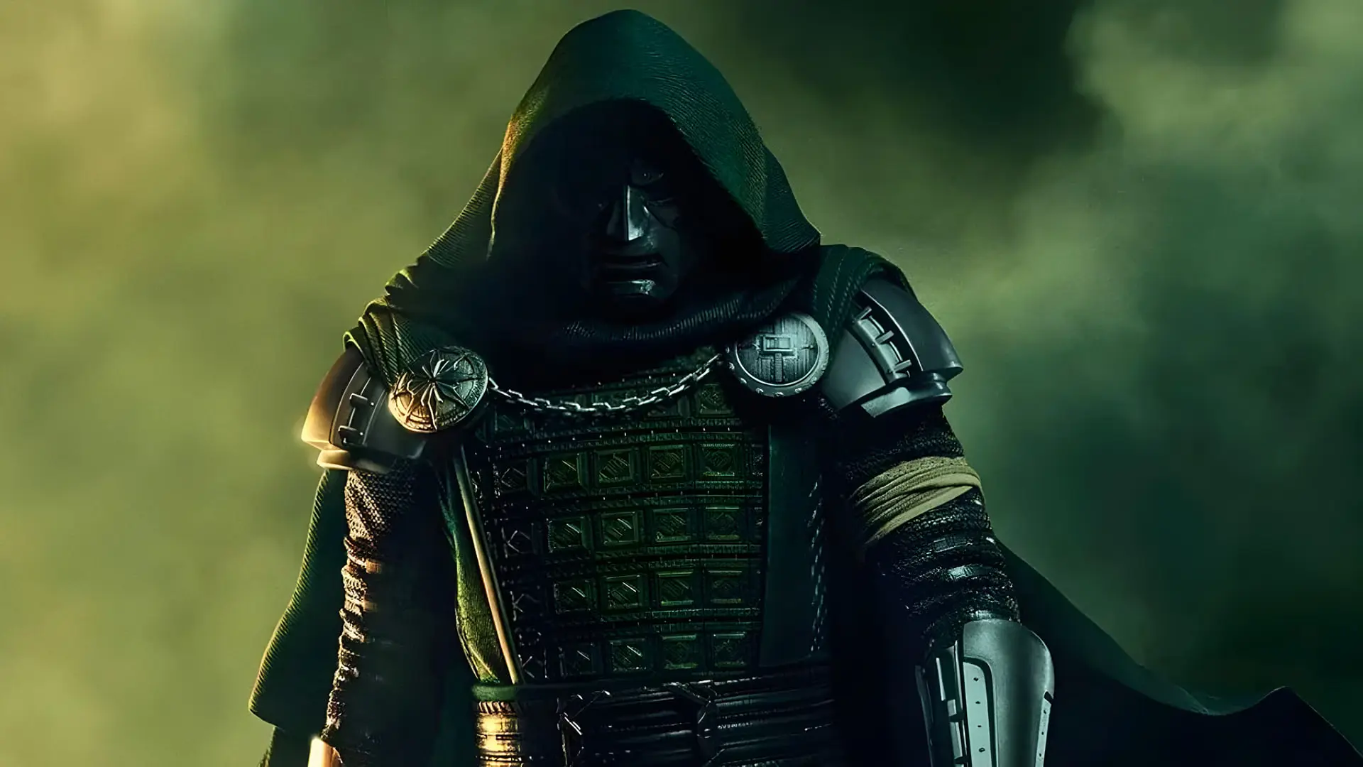 دکتر دوم (Doctor Doom) با زره و شنل سبز در فضای مه‌آلود