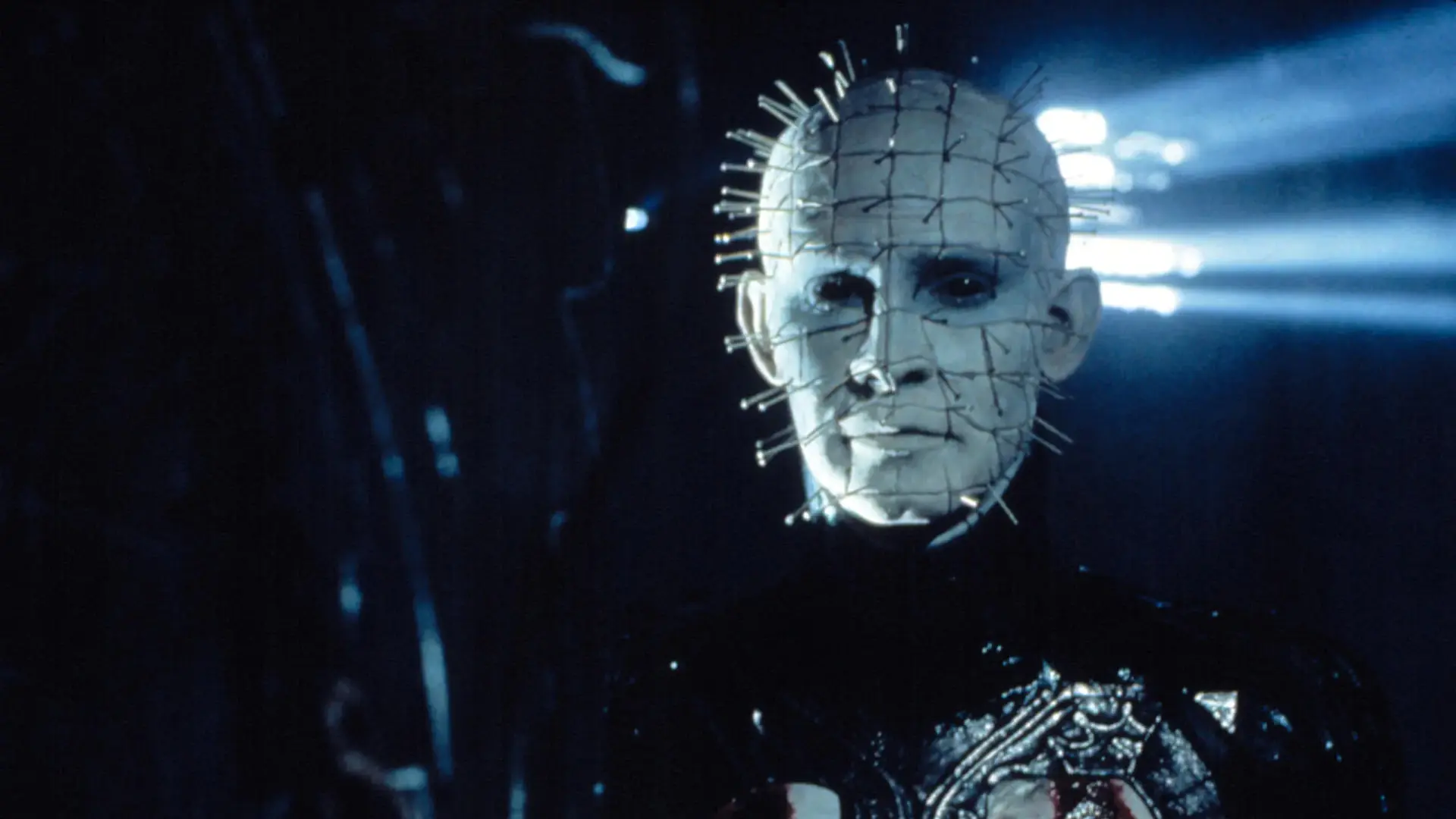 چهره شخصیت سینمایی در فیلم هل‌ریزر (Hellraiser) با میخ‌های فرو رفته در پوست