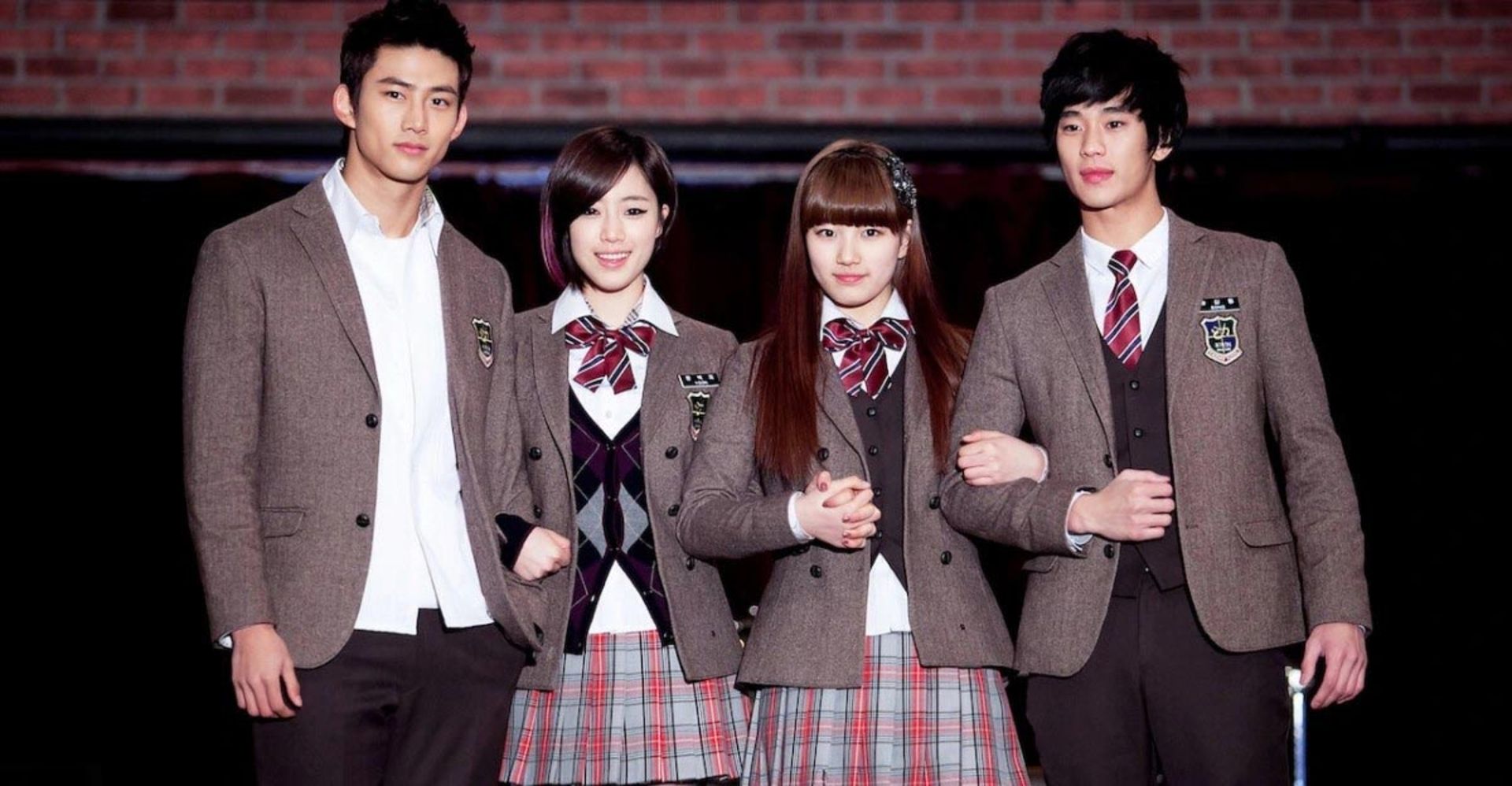 Dream-High_girls_boys_in_school_uniforms_take_each_others_hands