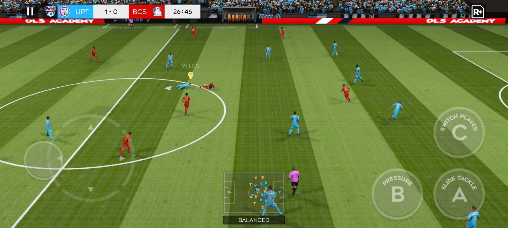 محیط بازی فوتبال موبایل Dream League Soccer 2026 در زمین سبز