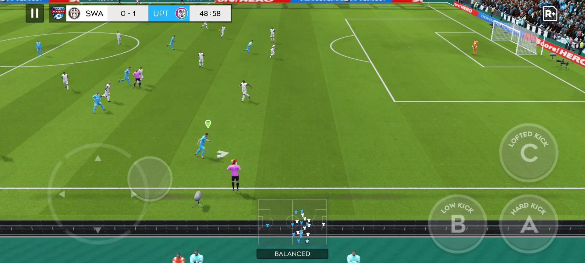 محیط بازی موبایل Dream League Soccer 2026 در جریان مسابقه فوتبال