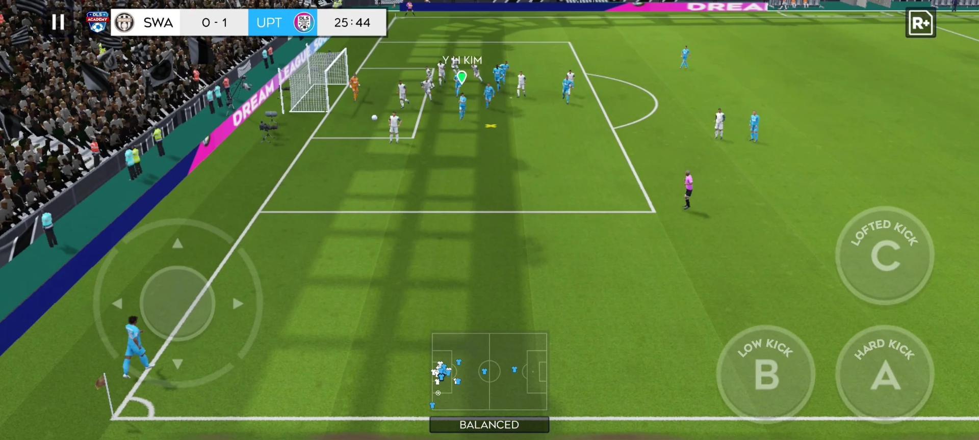بازی فوتبال Dream League Soccer (DLS) در محیط استادیوم با بازیکنان تیم‌ها