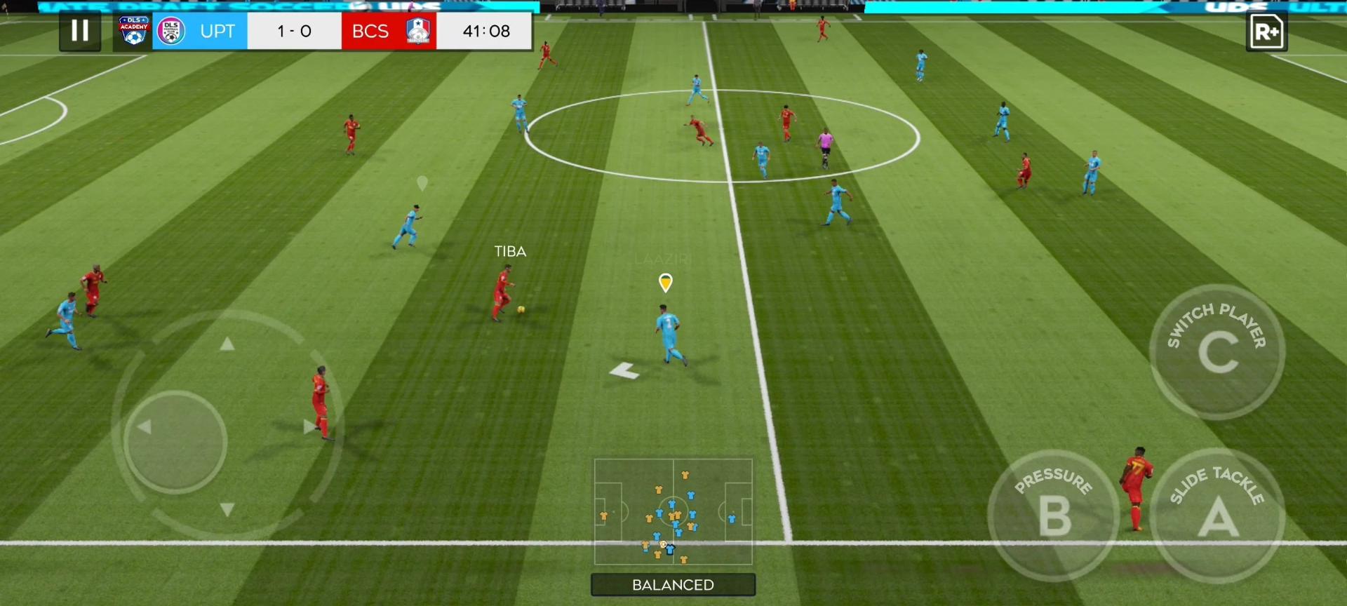 میدان بازی فوتبال در بازی Dream League Soccer (DLS) با بازیکنان قرمز و آبی