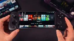دست‌های یک کاربر در حال نگه داشتن کنسول بازی دستی با رابط کاربری برنامه DroidDeck