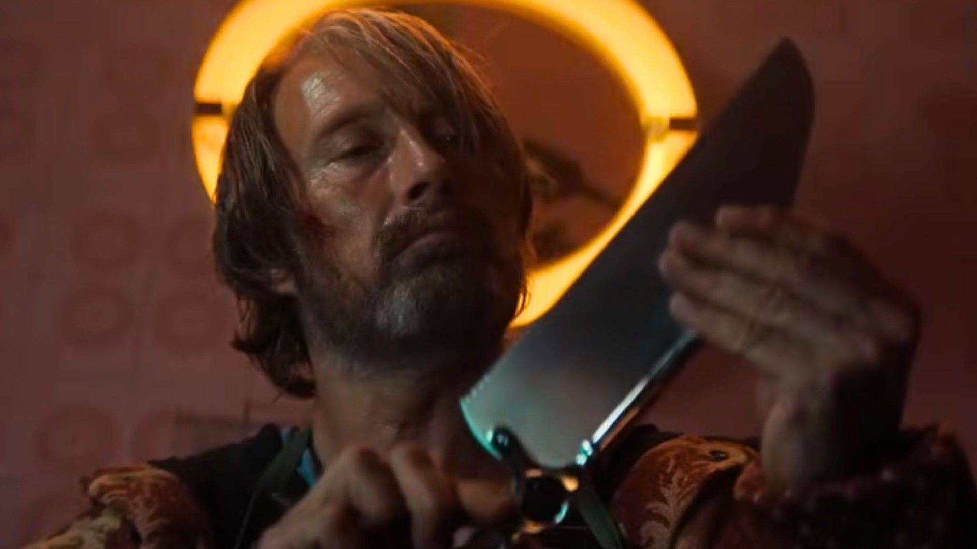 مدس میکلسن با چاقو در فیلم Dust Bunny