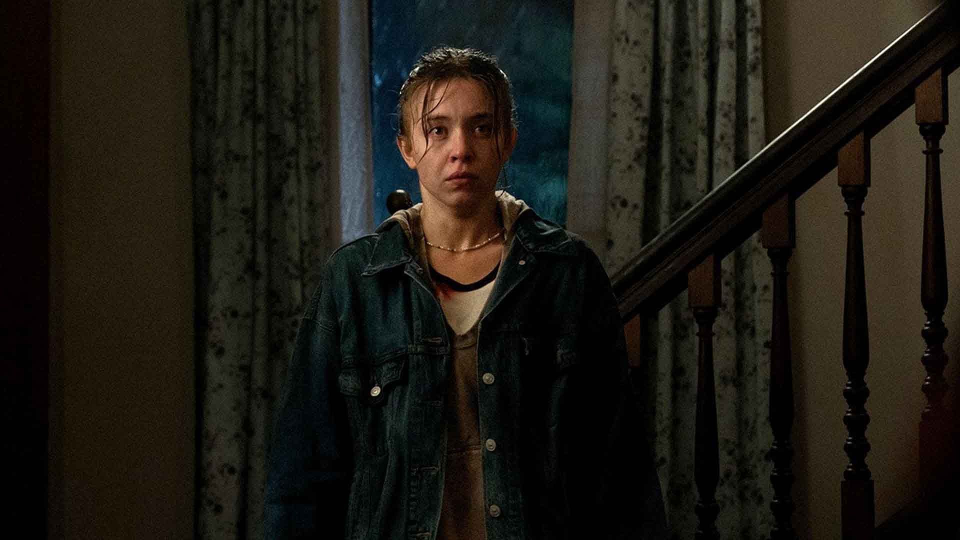 سیدنی سوئینی با لباس خونی در فیلم Echo Valley