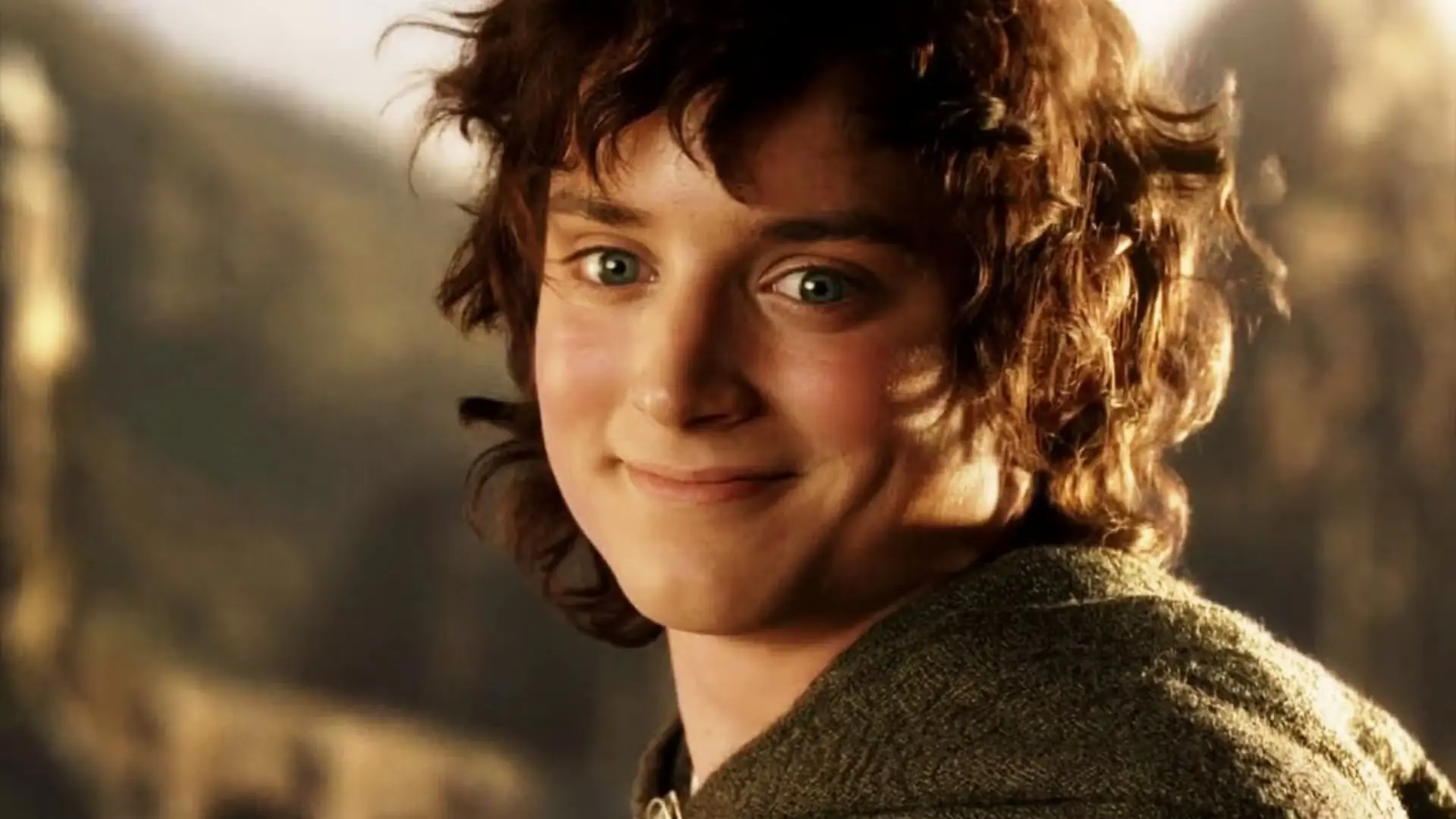 فرودو بگینز (Frodo Baggins) با چهره‌ای خندان در دنیای ارباب حلقه‌ها