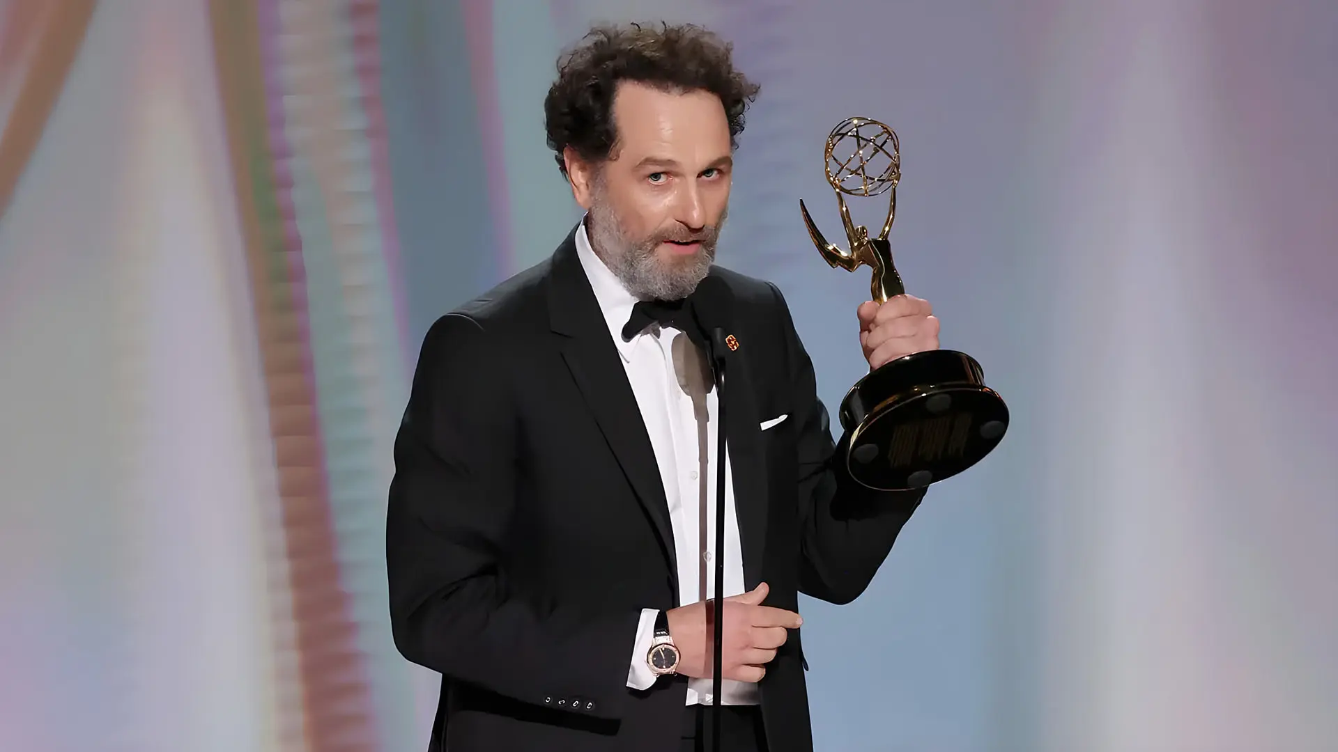 جایزه امی (Emmy Award) در دست مرد برنده از سریال Widow's Bay