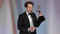 جایزه امی (Emmy Award) در دست مرد برنده از سریال Widow's Bay