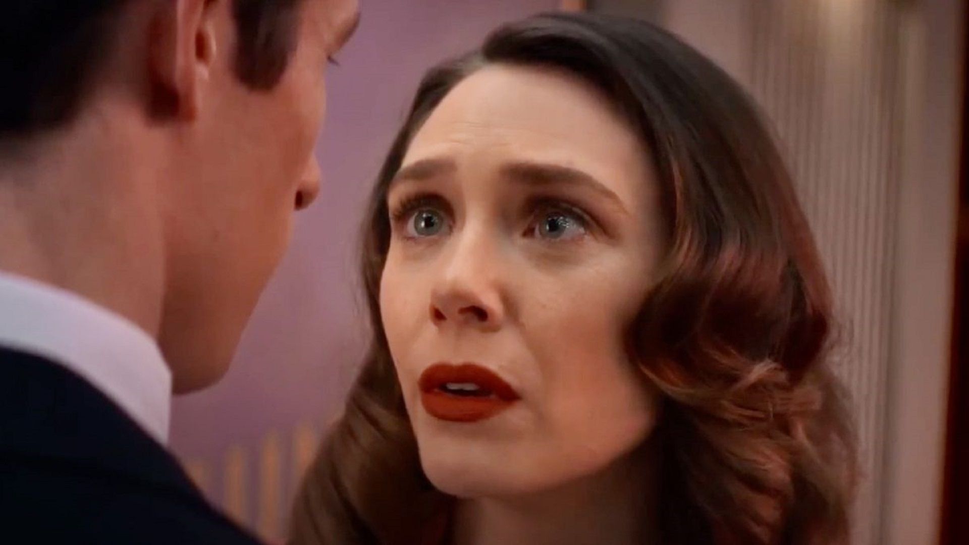 الیزابت اولسن در حال نگاه کردن در فیلم eternity