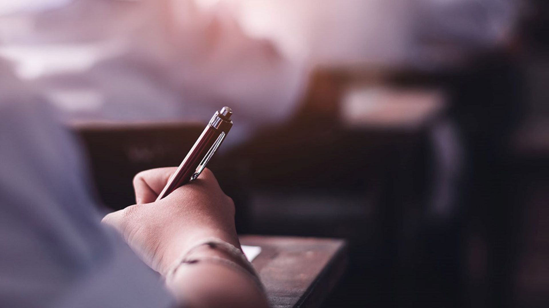 دانش آموز در جلسه امتحان