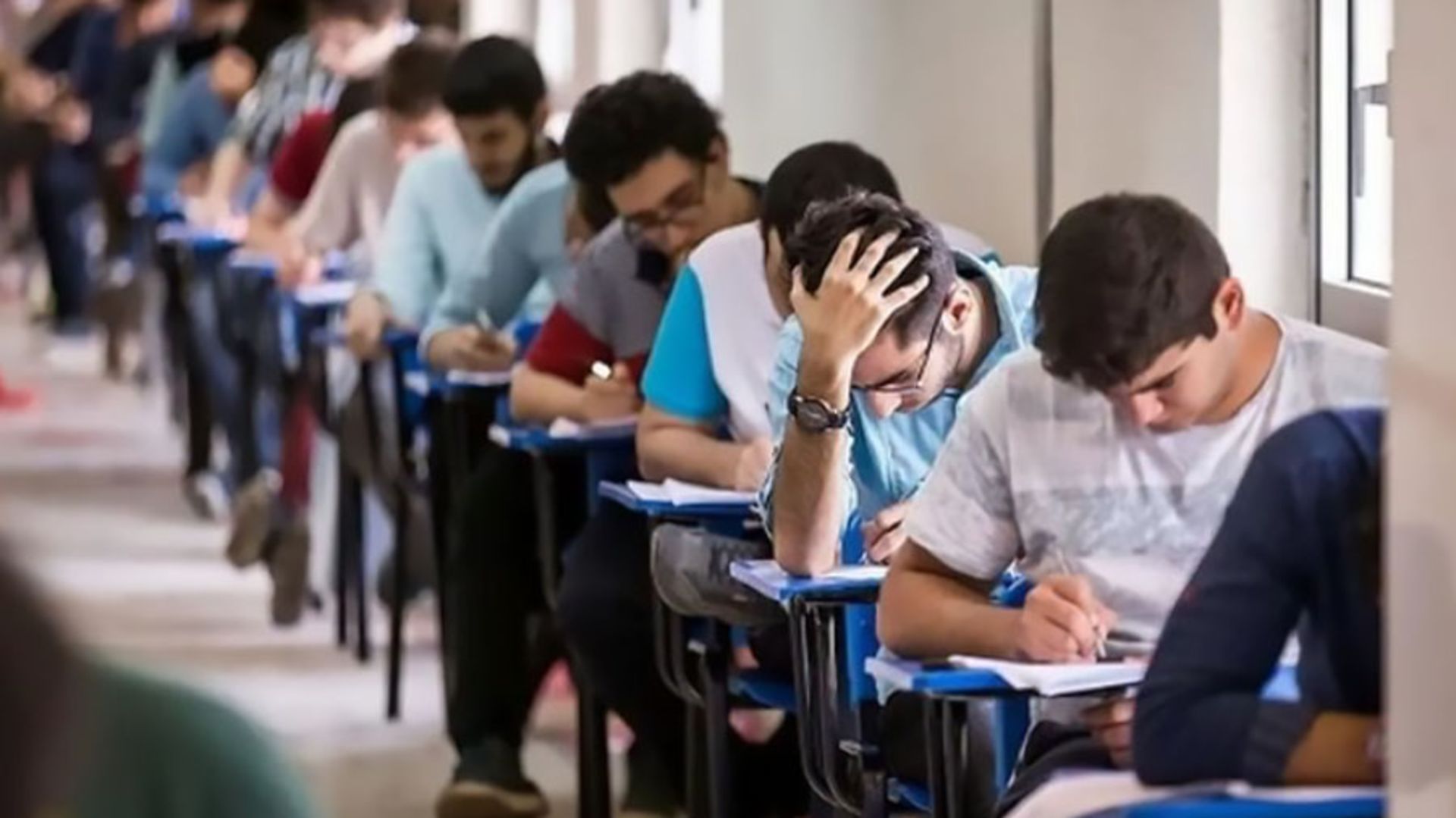 جلسه امتحان دانش آموزان