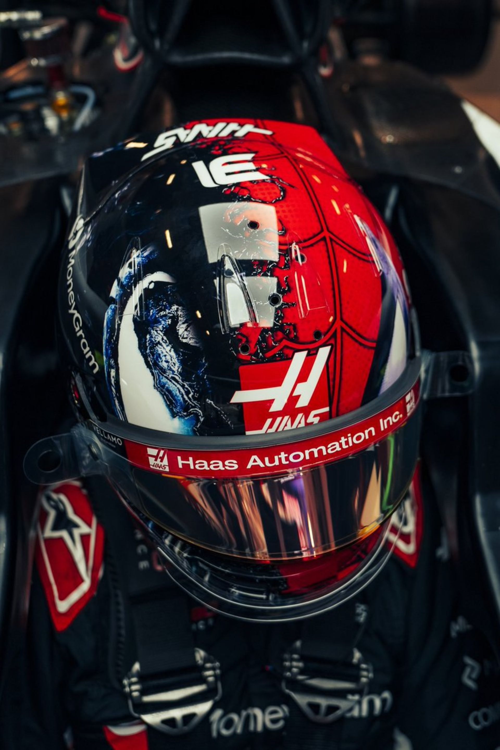 کلاه راننده فرمول یک با طرح مرد عنکبوتی و ونوم برای مسابقه لاس وگاس