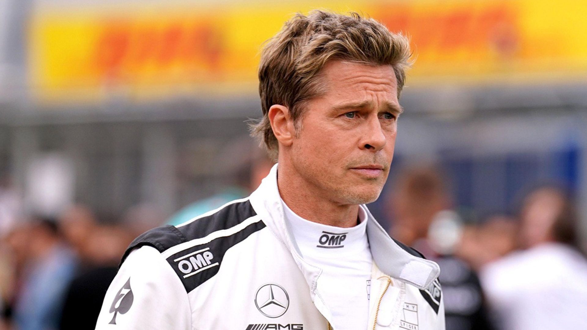 برد پیت در حال نگاه کردن در فیلم F1: The Movie
