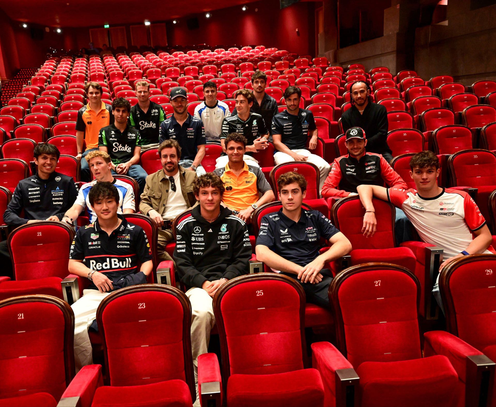 رانندگان فرمول یک در حال تماشا فیلم F1: The Movie