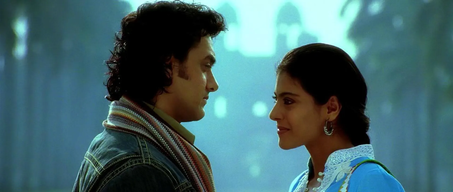 Fanaa_kajol_in_blue_infront_aamir_wirh_a_shawl
