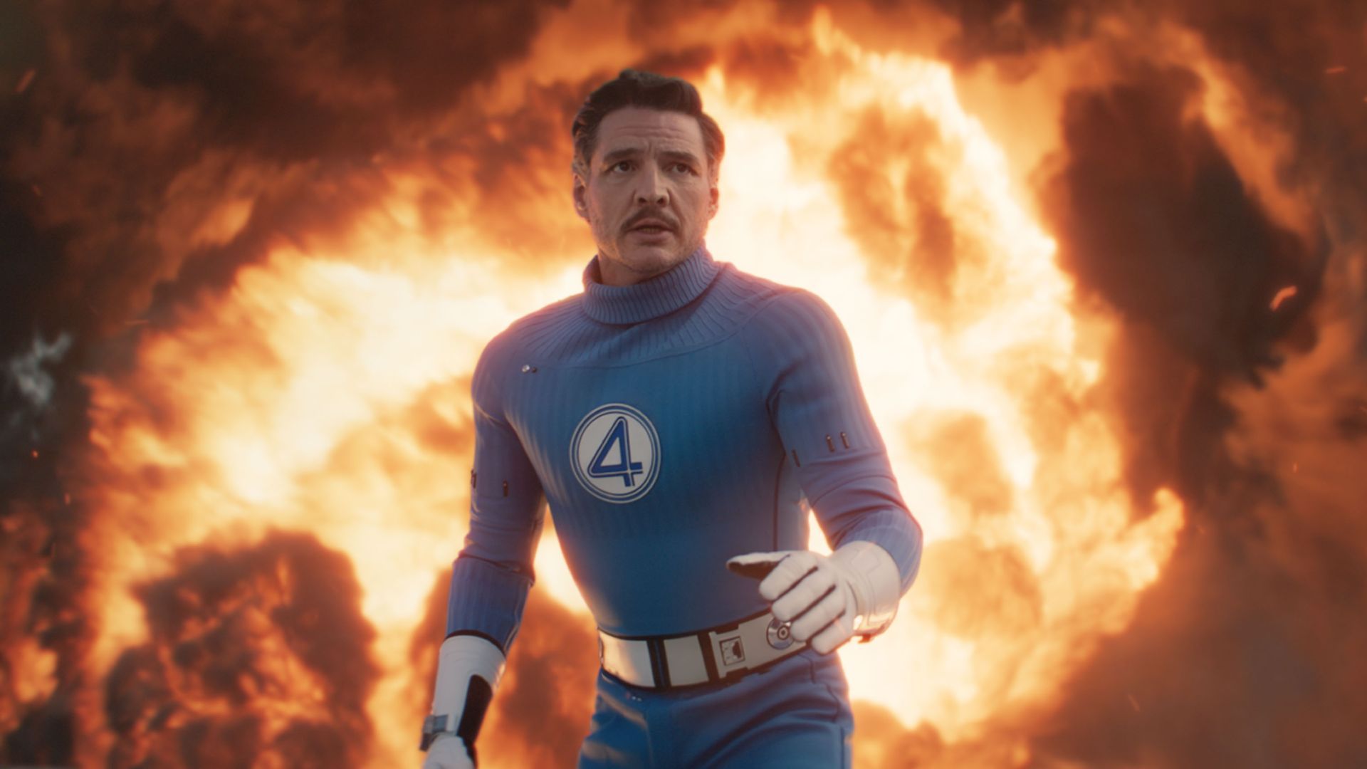 پدرو پاسکال در نقش آقای شگفت انگیز در حال خروج از آتش در فیلم The Fantastic Four: First Steps 