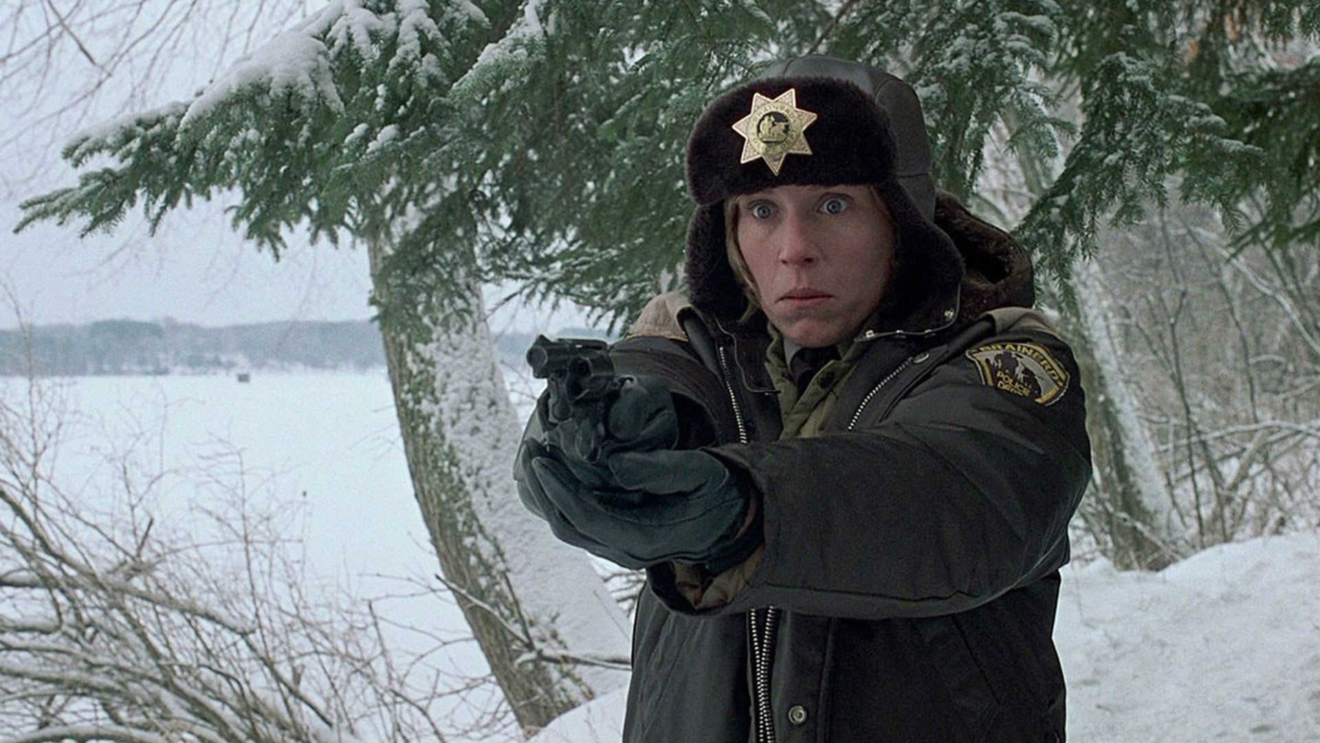 مک‌دورمند در حال تیراندازی در فیلم Fargo