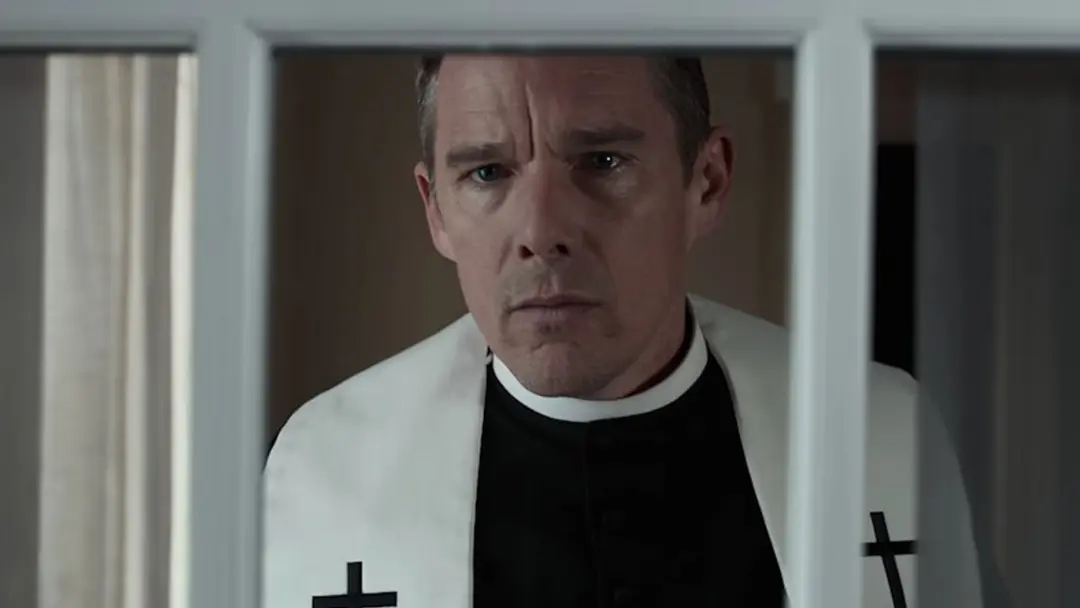 ایتان هاک در حال نگاه کردن در فیلم First Reformed