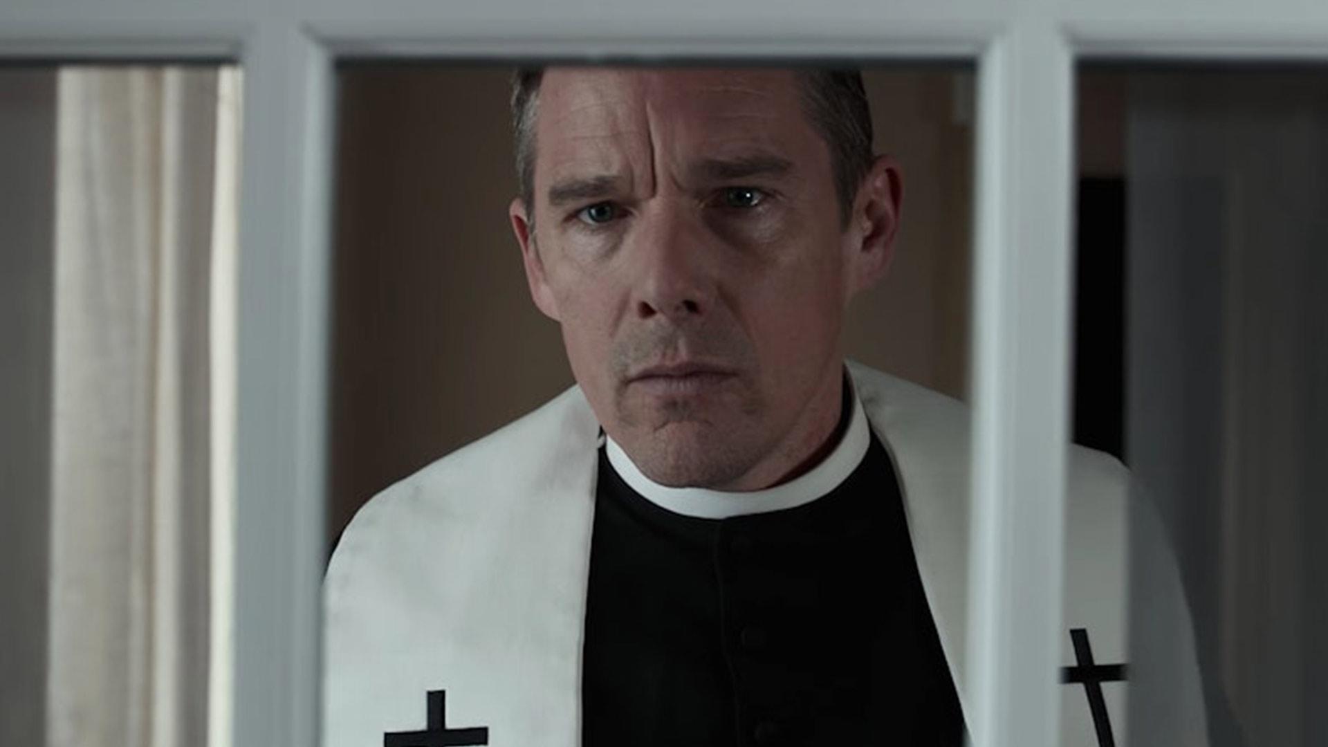 ایتان هاک در حال نگاه کردن در فیلم First Reformed