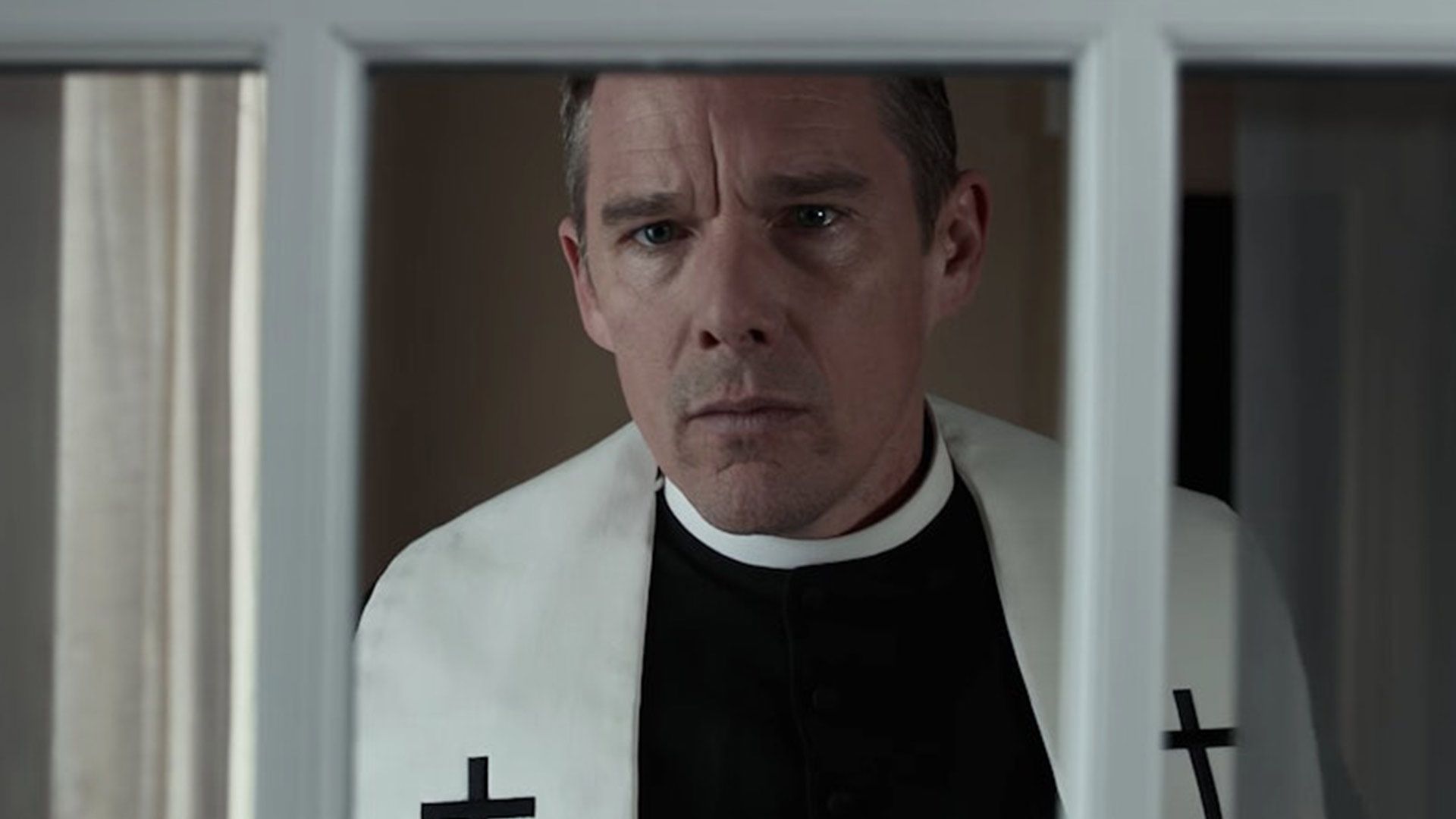 ایتان هاک در حال نگاه کردن در فیلم First Reformed