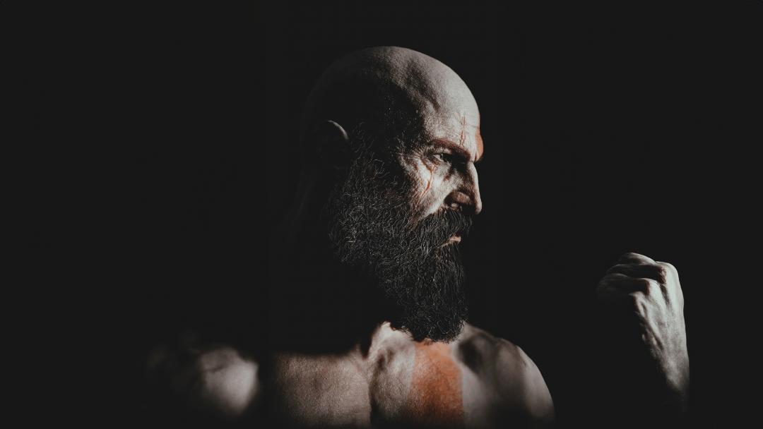 کریتوس (Kratos) با دستان مشت‌کرده در بازی God of War Ragnarok