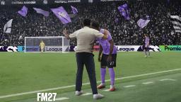 بازیکن فوتبال با لباس بنفش در زمین مسابقه در بازی Football Manager 27