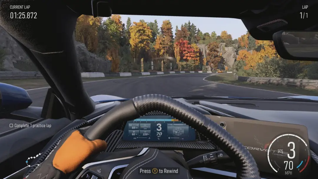 نمای داخل کابین خودرو در بازی فورزا موتوراسپورت (Forza Motorsport) در حال حرکت در پیست